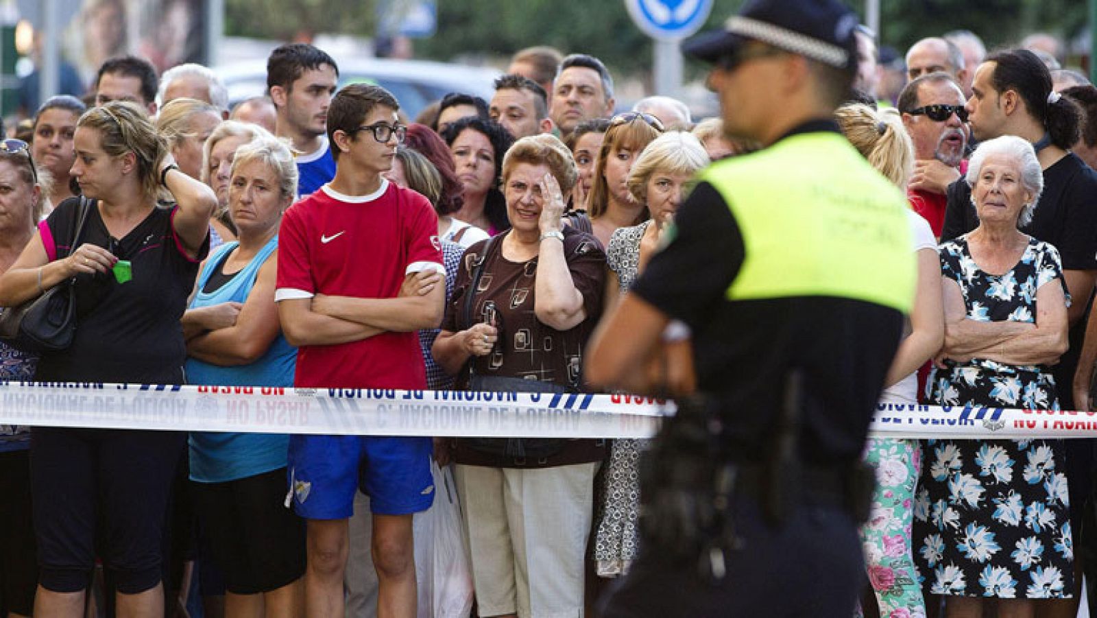 Minuto de silencio por la muerte de una mujer y su hijo en Málaga | Ver