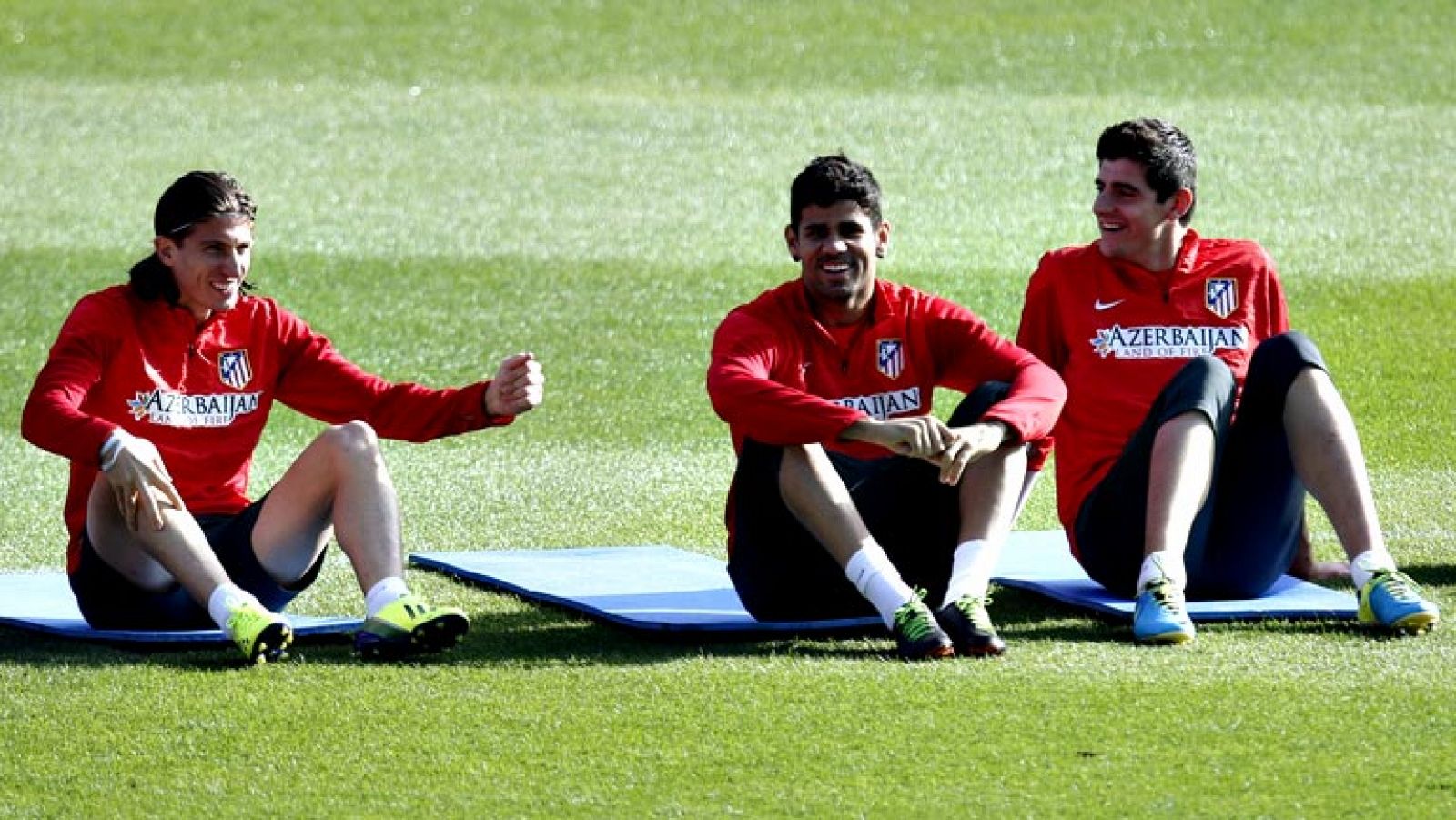 Atlético de Madrid y Osasuna retomarán este martes la competición en el Vicente Calderón, escenario de un nuevo reto para el equipo rojiblanco, que, a las puertas del derbi, mide su pleno de victorias en esta Liga y sus pretensiones de liderato ante 