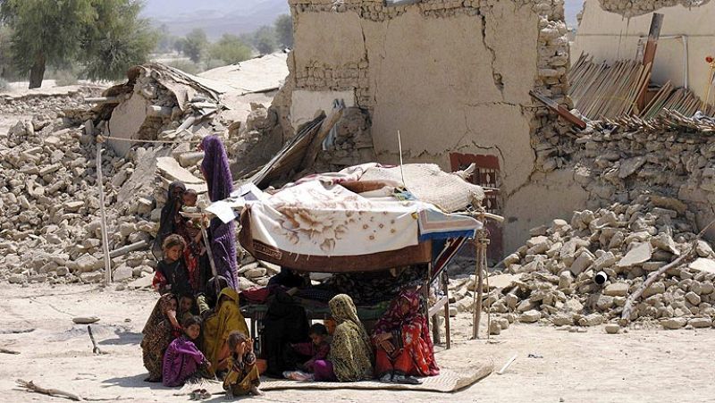 Mueren más de 200 personas por un potente terremoto en la provincia paquistaní de Baluchistán 