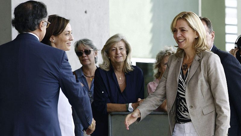 La reina y los príncipes de Asturias visitan al rey después de la operación