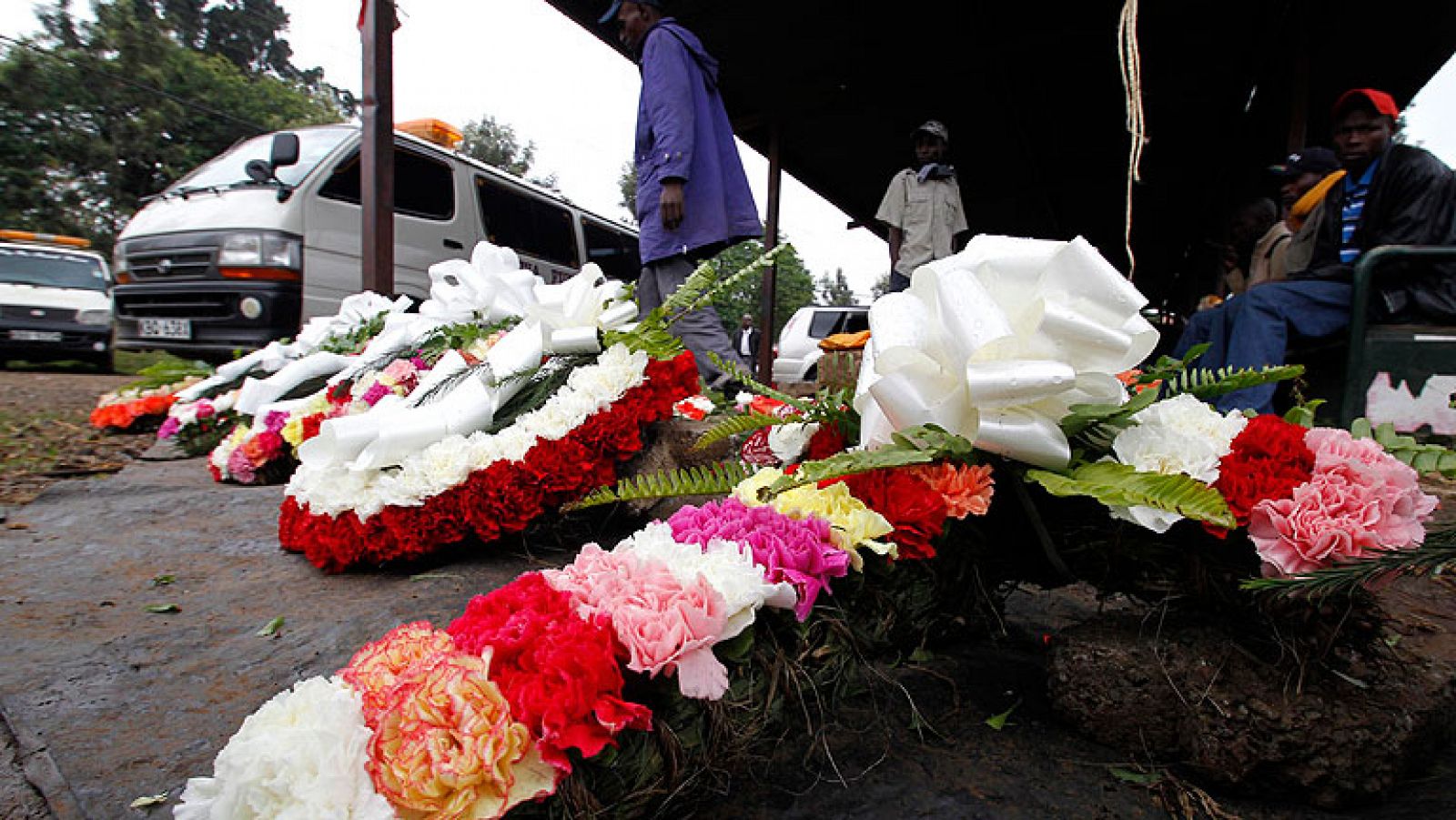  Una mujer y dos niñas son rescatadas del centro comercial de Nairobi atacado por terroristas yihadistas. Las imágenes muestran como un hombre logra sacarles del infierno y salvarles la vida tras permanecer escondidas y tumbadas en el suelo tras un mostrador.