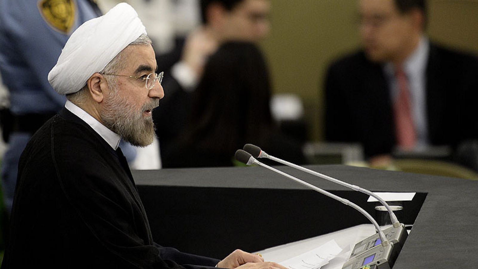 El presidente iraní, Hasan Rohaní, se ha presentado ante la Asamblea General de la ONU con un discurso pacifista que abre, por primera vez en décadas, la puerta al diálogo con EE.UU. El nuevo mandatario de la República Islámica ha asegurado ante los líderes internacionales que su país no supone "ninguna amenaza para el mundo". 