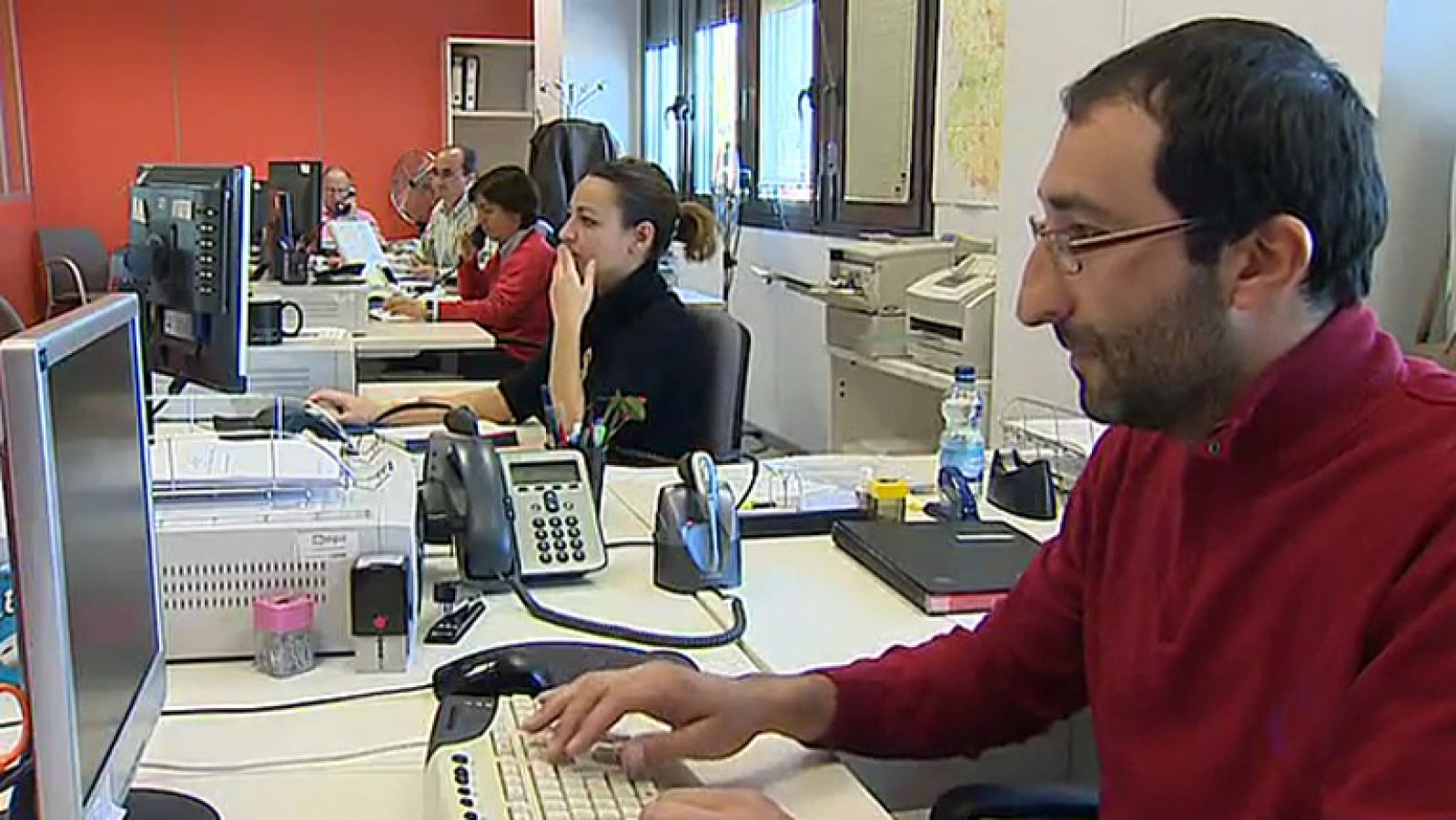 Telediario 1: Los salarios de todos los empleados públicos se congelarán también en 2014 | RTVE Play