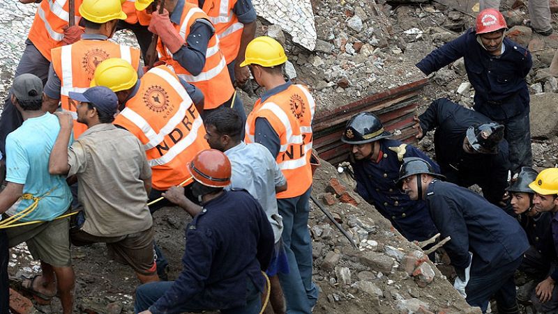 Dos muertos y unas 60 personas atrapadas al derrumbarse un inmueble en Bombay