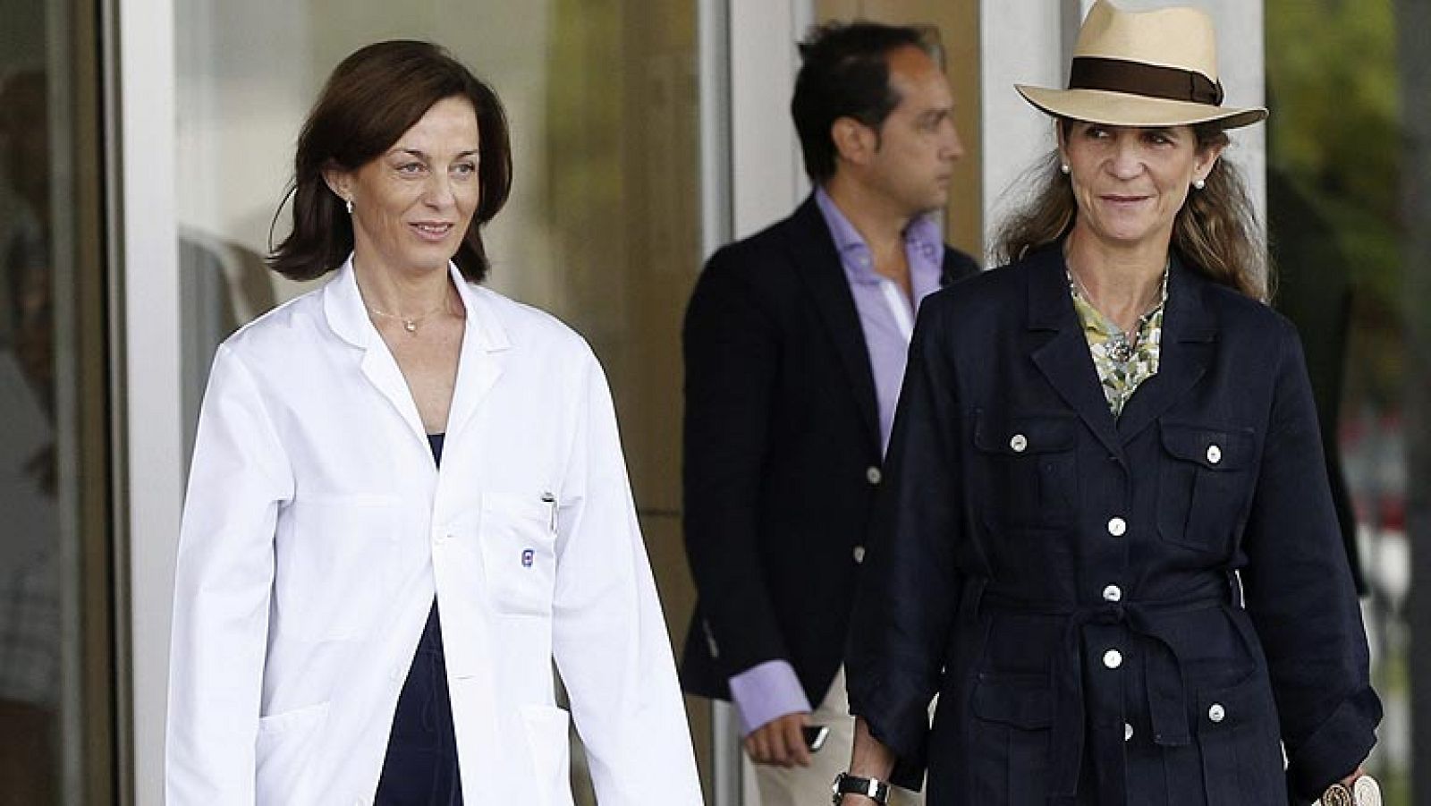 El rey sigue evolucionando favorablemente, está "estable y sin fiebre" y ya camina por su habitación apoyándose en un andador, según el último parte médico  difundido en el Hospital Universitario Quirón, donde permanece ingresado, tras su operación de cadera. Don Juan Carlos afronta su tercer día hospitalizado. Se espera que este viernes el presidente del Gobierno, Mariano Rajoy, visite al monarca. La infanta Elena ha acudido a primera hora de esta mañana al Hospital Universitario Quirón para ver a su padre.