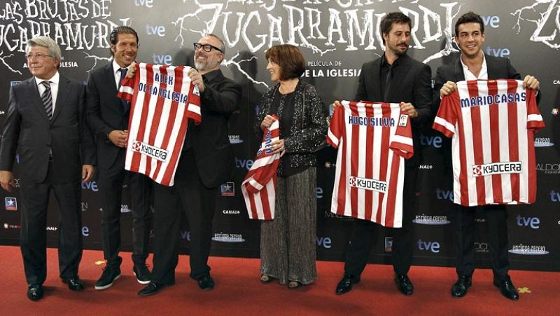 Los rojiblancos acudieron al preestreno de la última película de Álex de la Iglesia, producida por Enrique Cerezo. Las cuentas entre Madrid y Atlético han cambiado. Los blancos quieren la revancha de la final de Copa del Bernabéu pero el Atlético qui