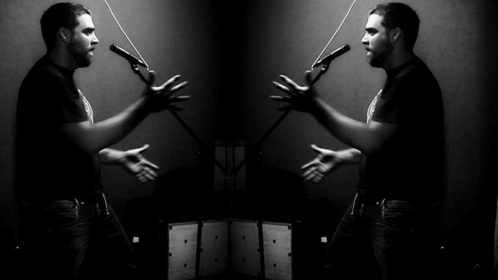 Jair López Martín, Jair para todos a partir de este momento, lleva años trabajando en el sector musical, siempre en la segunda línea referencial pero indispensable. Ha sido Road Manager de Gero Romero, técnico de sonido y ha trabajado cómo productor y compositor de bandas sonoras en Ornitorincorecords.Ahora se lanza a la piscina en solitario, y muy solo además, con un producto exclusivamente suyo y moldeado por sus propios defectos o valores. Ni mejor ni peor cómo él afirma, simplemente es lo que tenía que ofrecer. Ha compuesto  las trece canciones que aparecen en su primer disco en solitario '121No'. Ha grabado las guitarras, los bajos, las baterías, los teclados, las voces lo ha mezclado, producido y masterizado.. quería también asistir a sus conciertos de público pero de momento lo del desdoblamiento no va con él, asíque se conforma con dar conciertosSu necesidad de expresarse, de salir y de mascullar esos riffs tan variopintos y sin aparente conexión entre tema y tema, nace de 