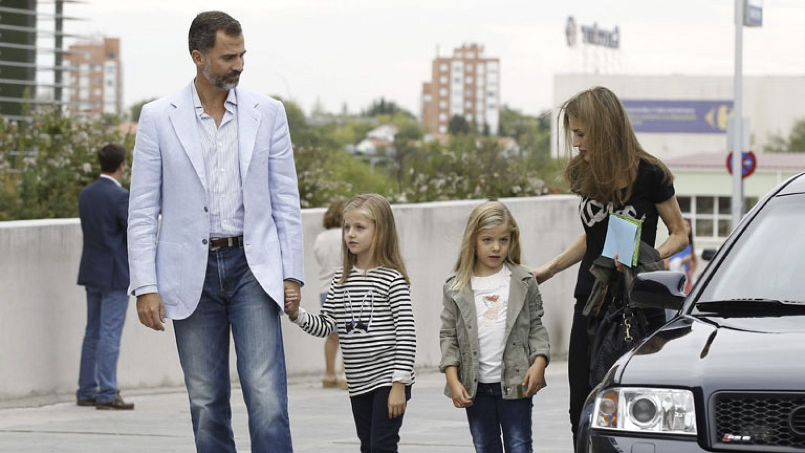 Los Príncipes de Asturias visitan al rey junto a las infantas Leonor y Sofía - La tarde en 24h | Ver