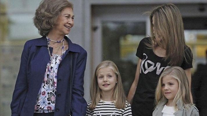 Telediario 1 - Las infantas Leonor y Sofía visitan