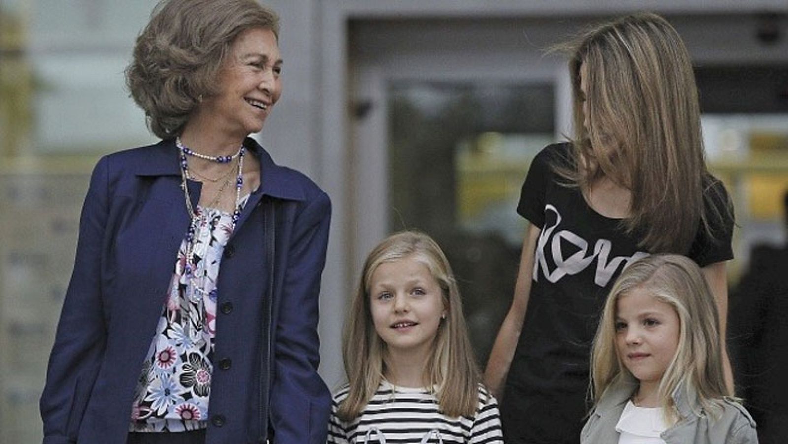 El rey sigue "muy animado" en el hospital donde recibe la visita de las infantas Leonor y Sofía 