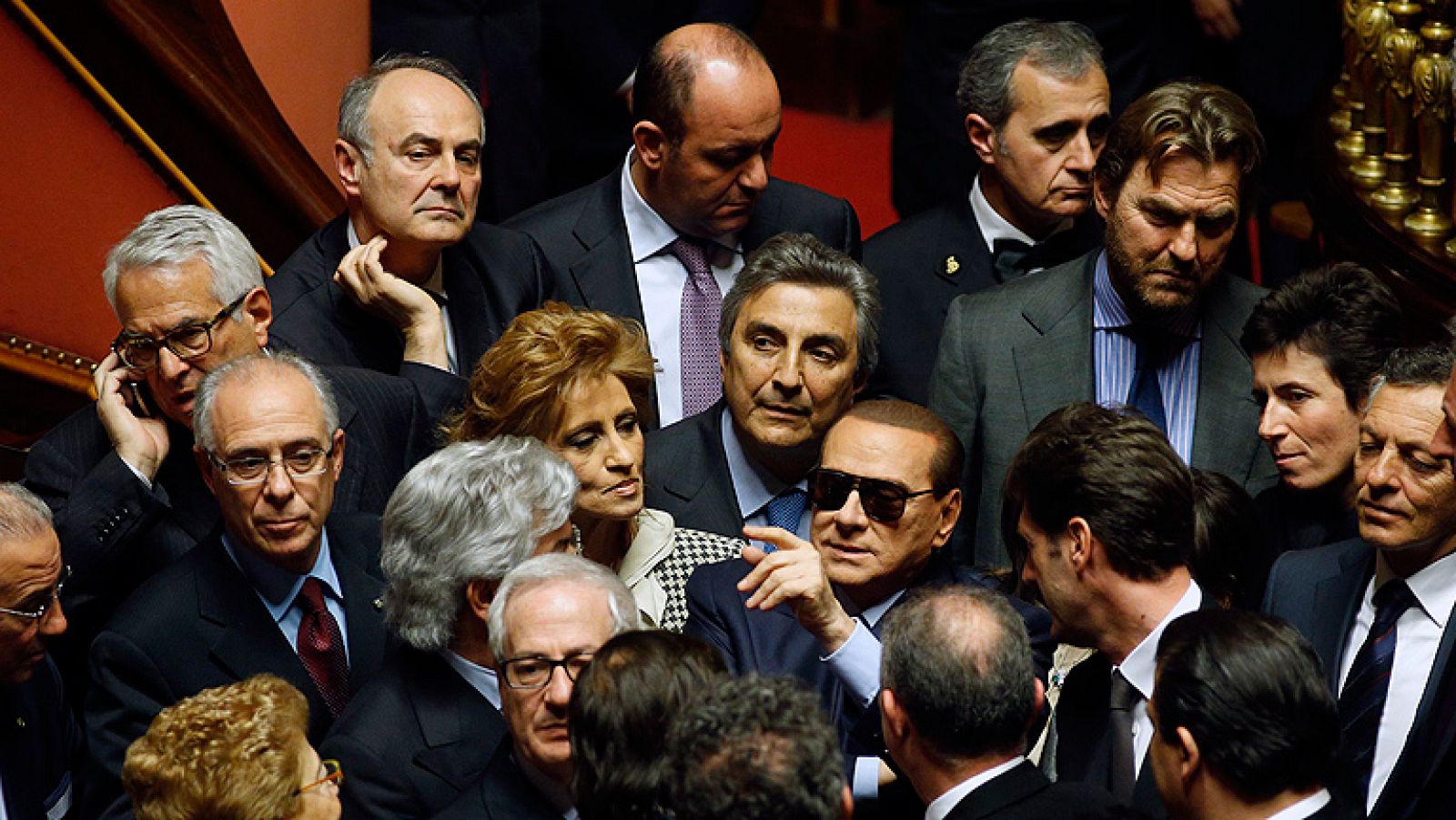 Los ministros de Berlusconi dimiten de sus cargos