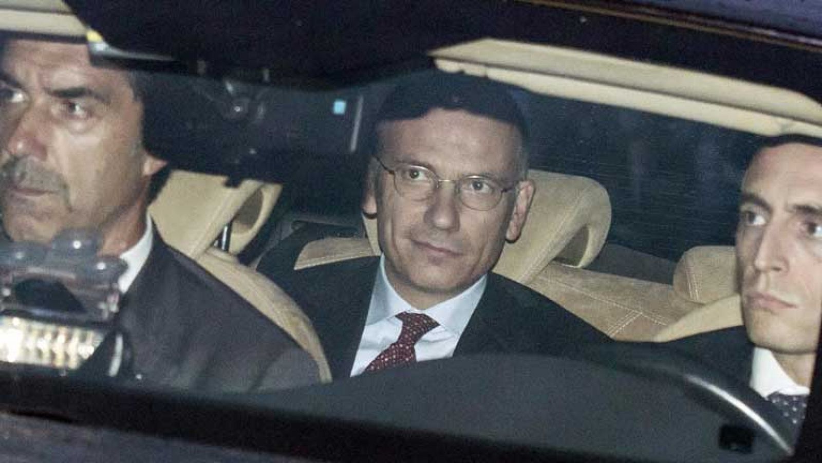 Letta considera de loco e irresponsable el gesto de Berlusconi