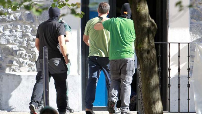 La Guardia Civil detiene a 18 dirigentes de Herrira, el colectivo de apoyo a los presos de ETA