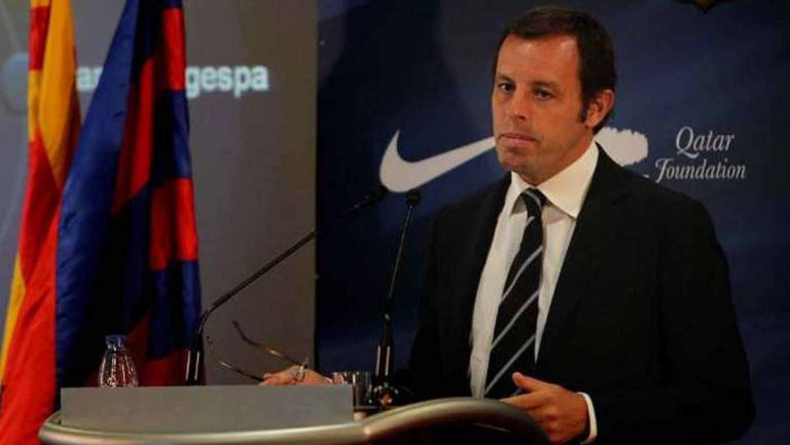 El grupo de socios barcelonistas de la plataforma 'Go Barça' ('Grup d'opinió barcelonista') ha iniciado los trámites para presentar una moción de censura contra el presidente del FC Barcelona, Sandro Rosell, y tres vicepresidentes por, según denuncian, haber mentido y engañado a la masa social del club.