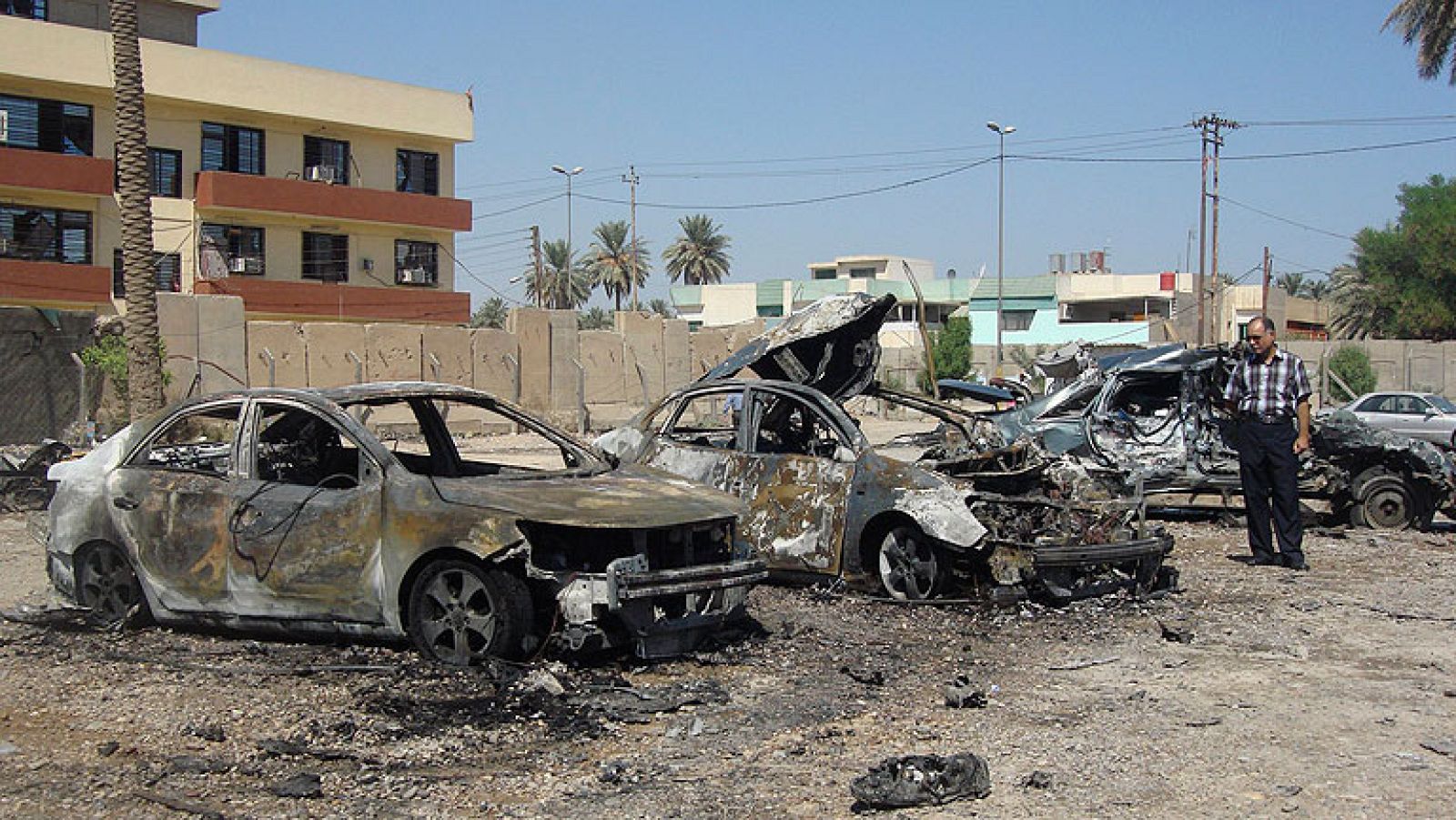  Más de 50 personas han muerto este lunes y 148 han resultado heridas en Irak en una veintena de ataques que se han cebado especialmente con Bagdad, la capital, donde han explotado de forma casi simultánea de seis coches bomba en zonas de mayoría chií, según fuentes de los servicios de seguridad.  Septiembre es ya uno de los meses más sangrientos del año.