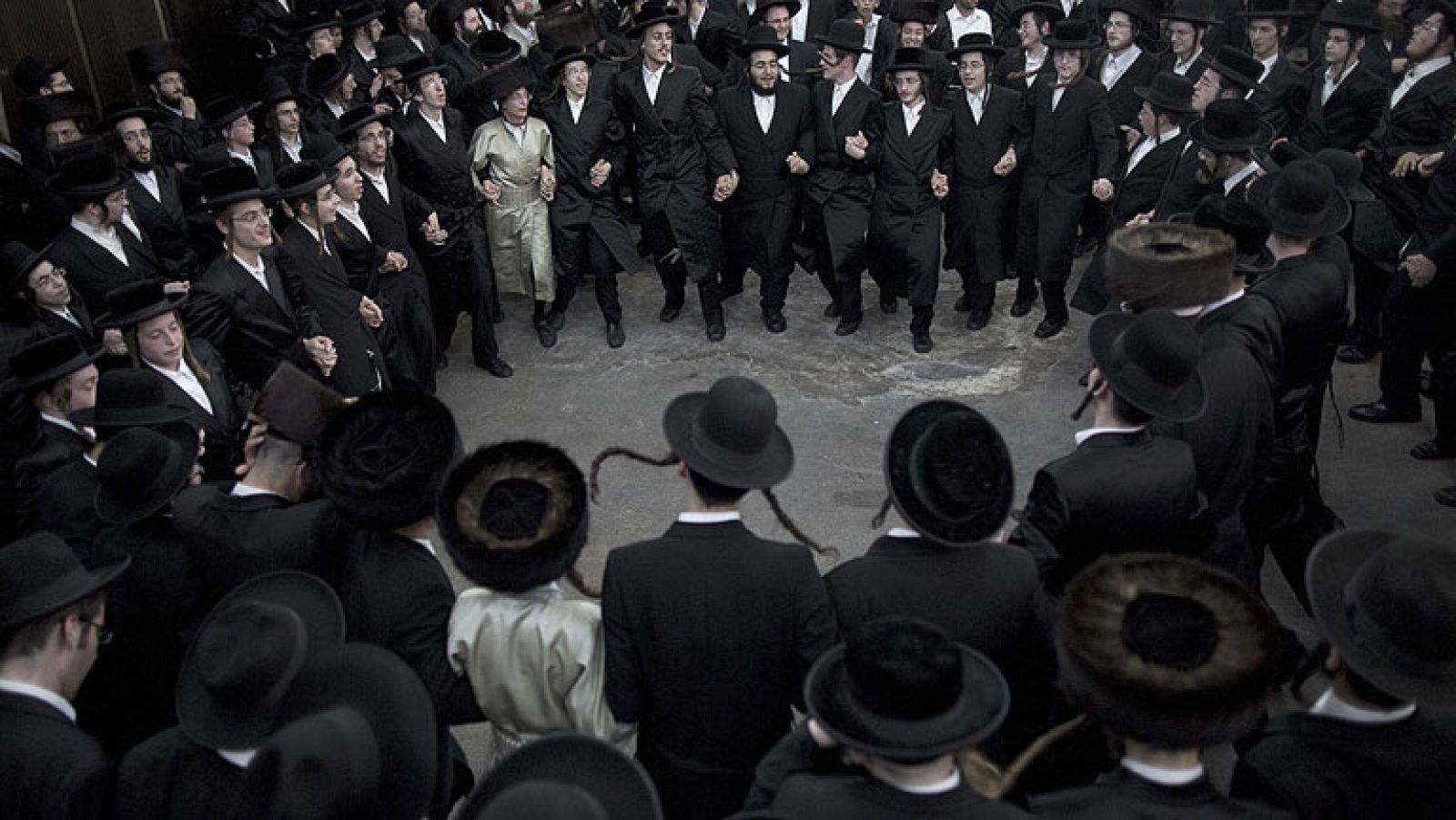   El periodista español, Eugenio García Gascón, analiza en una entrevista con El Mundo en 24 horas la creciente influencia de la religión tanto en Israel como en los países árabes. García Gascón, que lleva veinte años ejerciendo de periodista en la región, explica sus reflexiones en su libro "La cárcel identitaria" en el que reflexiona sobre la influencia religiosa en las sociedades de Oriente Medio. 