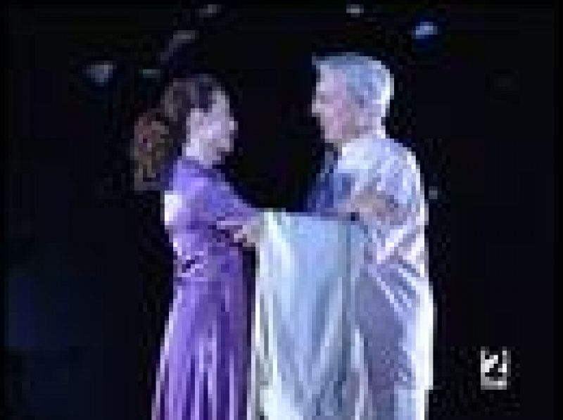 Vargas Llosa y Aitana Sánchez Gijón se dan la réplica en el escenario 