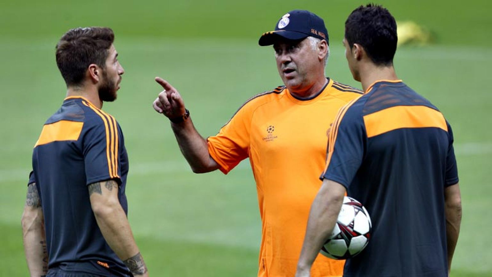 Jugadores y cuerpo técnico se reunieron el lunes en Valdebebas, la idea fundamental de la reunión fue la de que hay que estar más unidos ahora que nunca. Los capitanes le pidieron a Pepe que midiera sus enfados y Ramos dijo que Cristiano es el unico