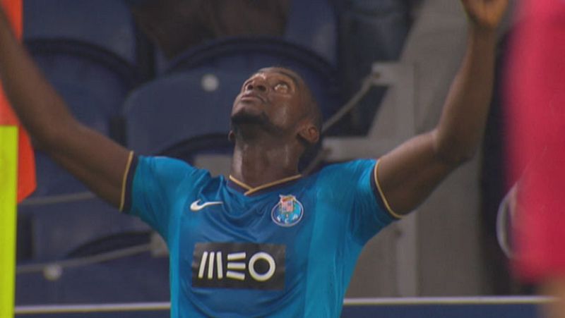 El delantero colombiano del Oporto Jackson Martínez ha adelantado a su equipo ante el Atlético de Madrid (1-0) en el minuto 16 de juego, con un soberbio cabezazo tras un saque de falta. 