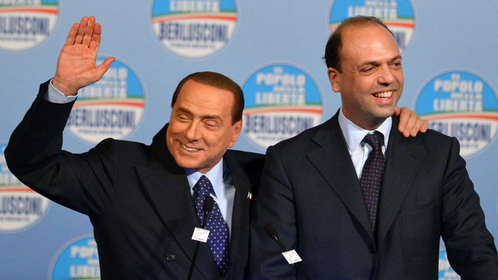 El número dos de Berlusconi le abandona y llama a apoyar el voto de confianza a Letta | Ver