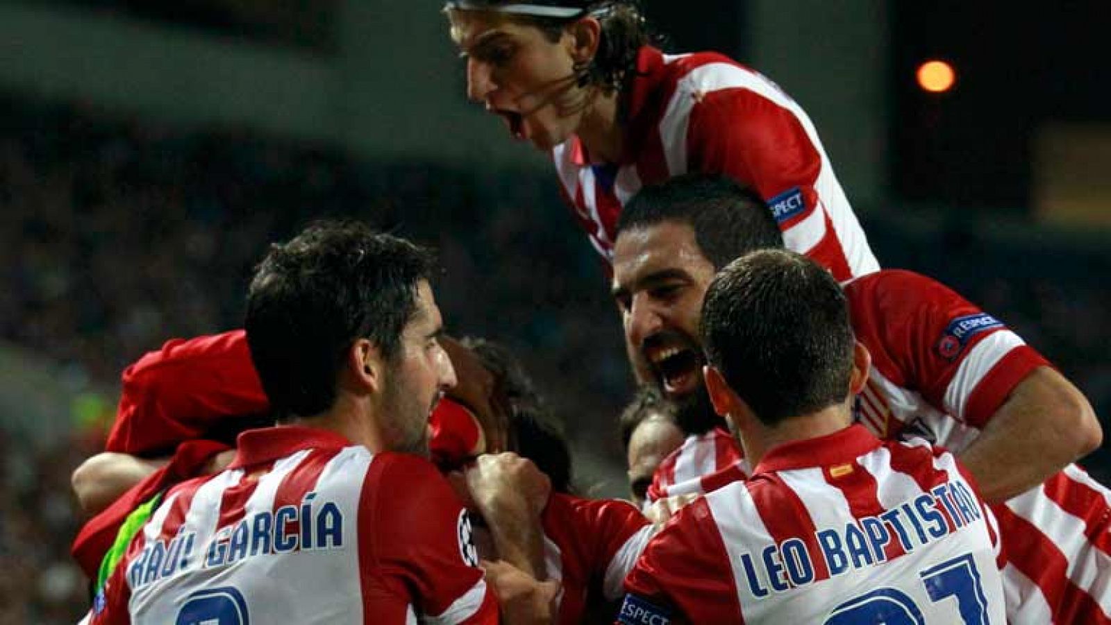  El jugador del Atlético de Madrid Godín ha anotado de cabeza el gol del empate ante el Oporto (1-1), en el minuto 58 de juego, tras una jugada a balón parado 