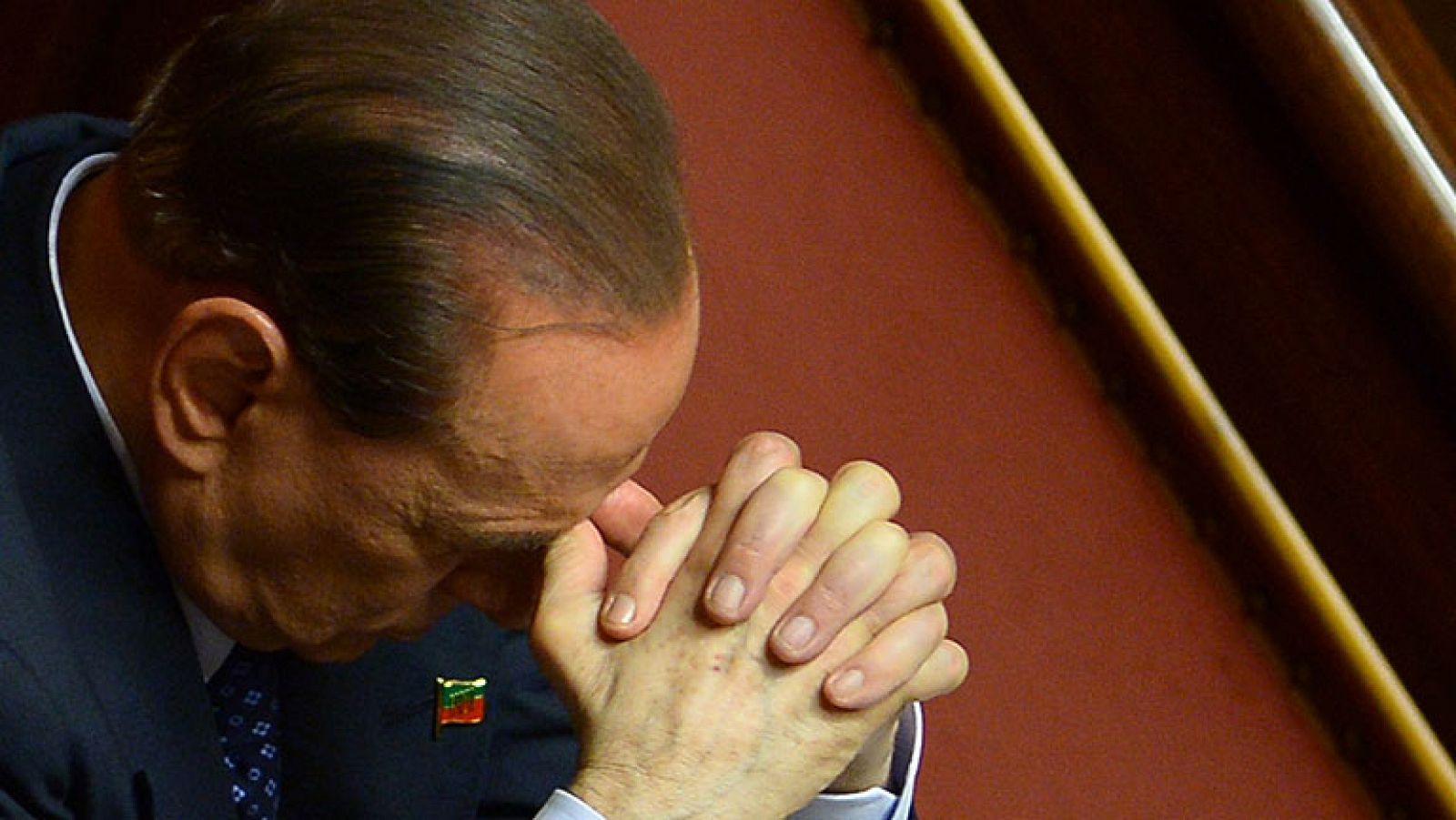 Berlusconi cede y vota a favor de que continúe Enrico Letta