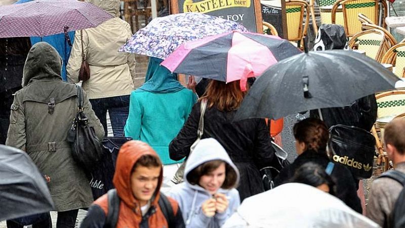 Muy nuboso y lluvias en la península y en Canarias