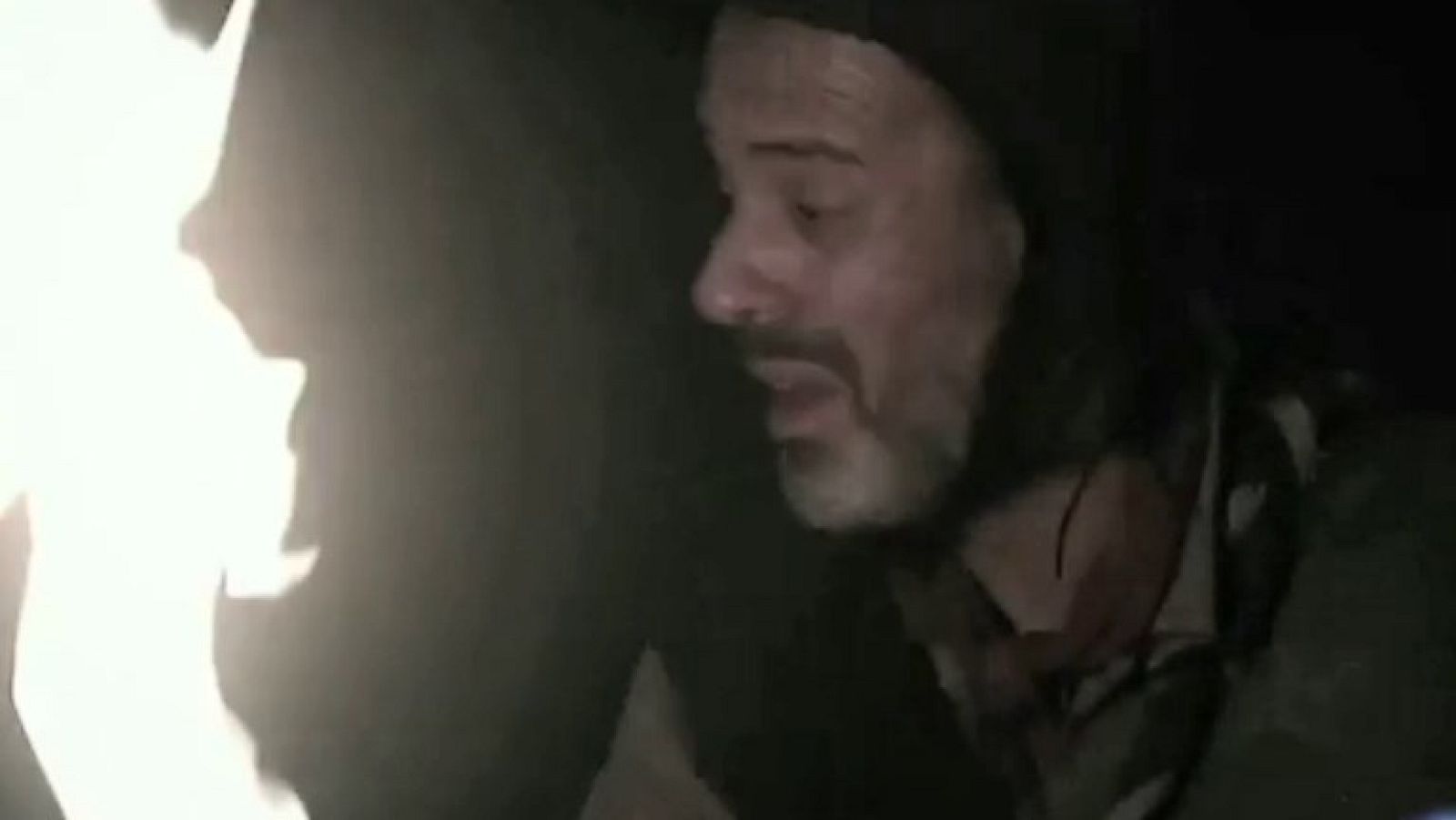 Águila Roja - Perlas Sátur - Esqueleto debajo de la mesa - Águila Roja | Ver