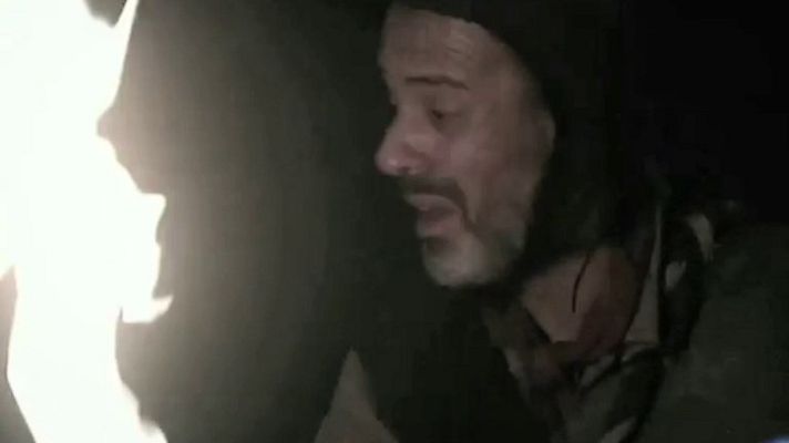 Águila Roja - Águila Roja - Perlas Sátur - Esqueleto debajo de la mesa