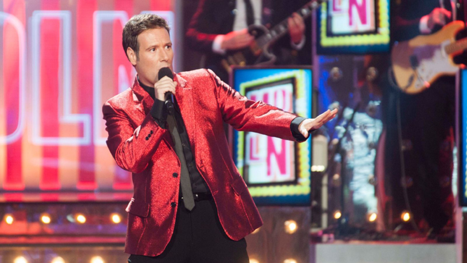 Uno de Los Nuestros - Carlos Latre canta "Bienvenidos" | Ver