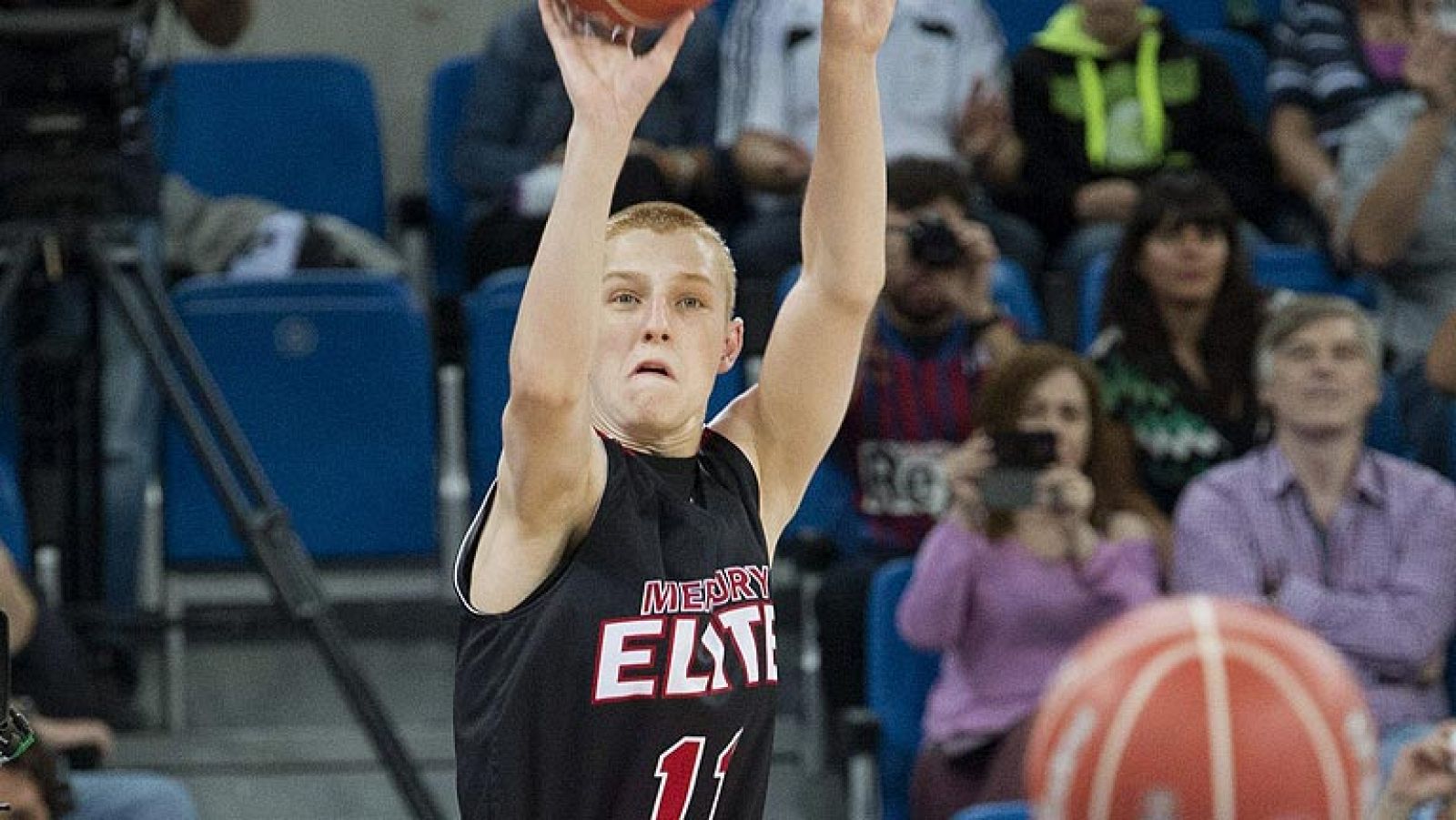 Ruggels, un adolescente que vence a los profesionales en el concurso de triples