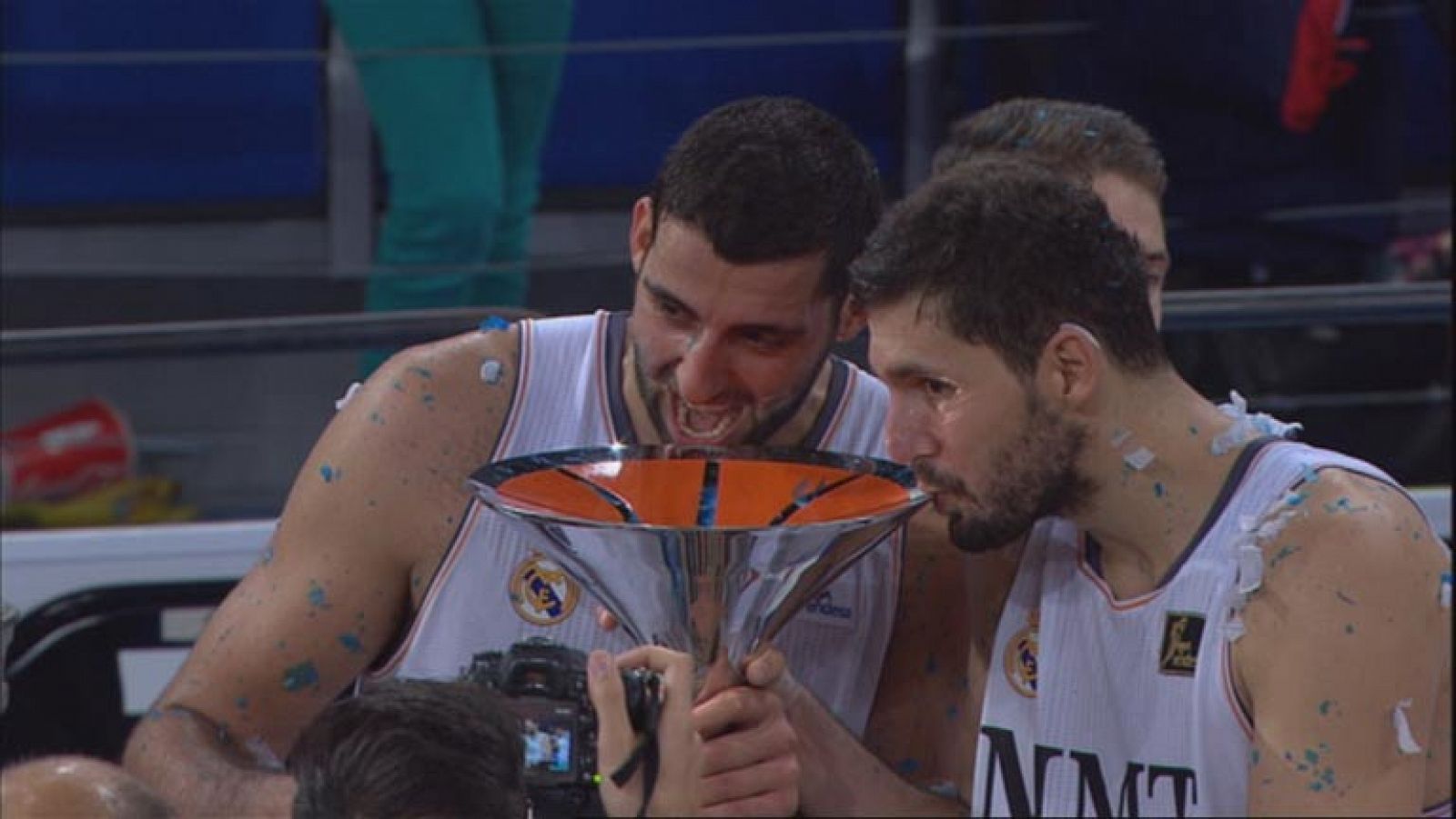 El Real Madrid ha vencido en la final de la Supercopa Endesa al FC Barcelona Regal (79-83) y se lleva el título por segundo año consecutivo. El partido se igualó tras la tangana entre Sada y Carrol en el segundo cuarto. La aportación de Mirotic y el 'Chacho' ha sido decisiva en la victoria final.

Entre ambos equipos se han repartido las últimas cinco Supercopas. Dos para el Madrid y tres para el Barça.