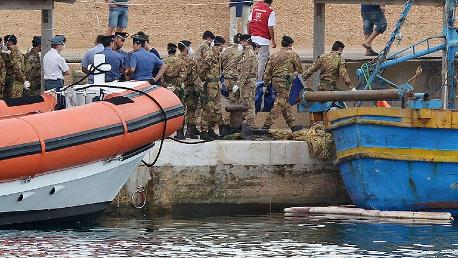 Recuperan más cuerpos tras el naufragio en Lampedusa