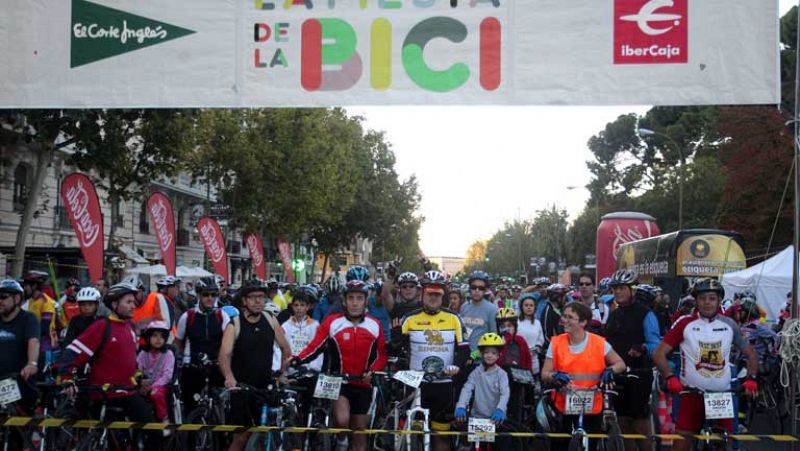 Miles de ciclistas recorren las calles de Madrid en la 'Fiesta de la bici'