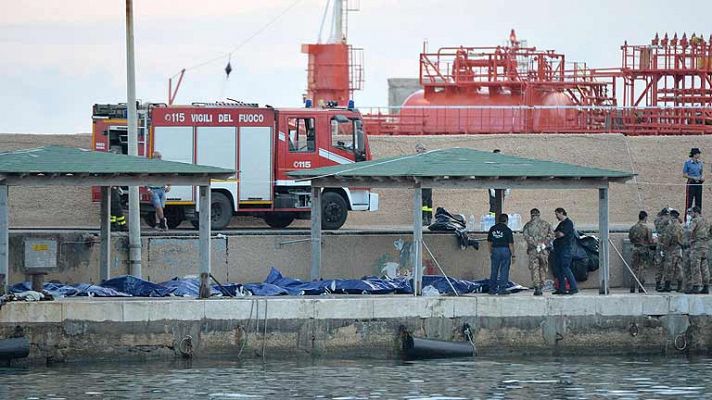 Los buzos de Lampedusa recuperan más cuerpos del barco hundido