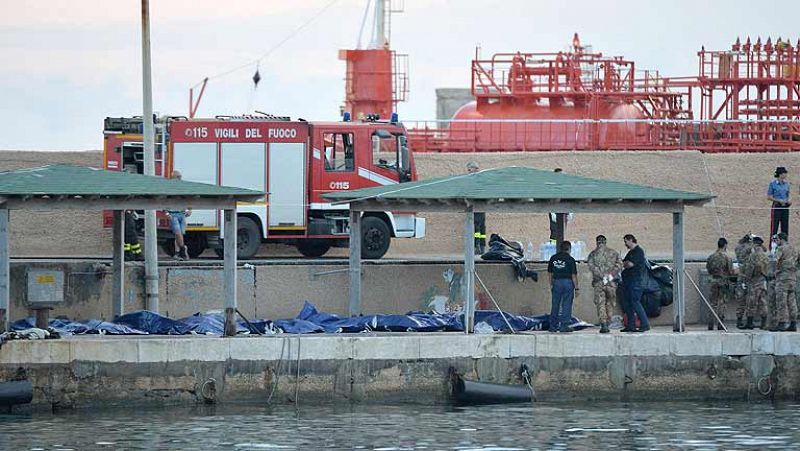 Los buzos de los cuerpos y fuerzas de seguridad italianos han recuperado 196 cuerpos de las víctimas del naufragio del barco de inmigrantes registrado el pasado jueves frente a la isla de Lampedusa, al sur de Italia. 