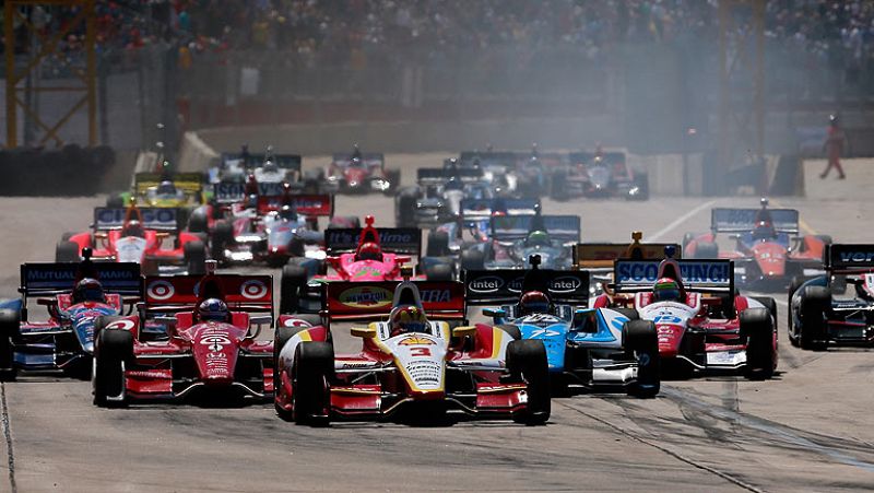 El piloto Dario Franchiti ha tenido que ser hospitalizado después un brutal accidente en el GP de Houston de la Fórmula Indy, donde también tuvieron que ser atendidos 15 espectadores por el impacto de algunas piezas del coche.