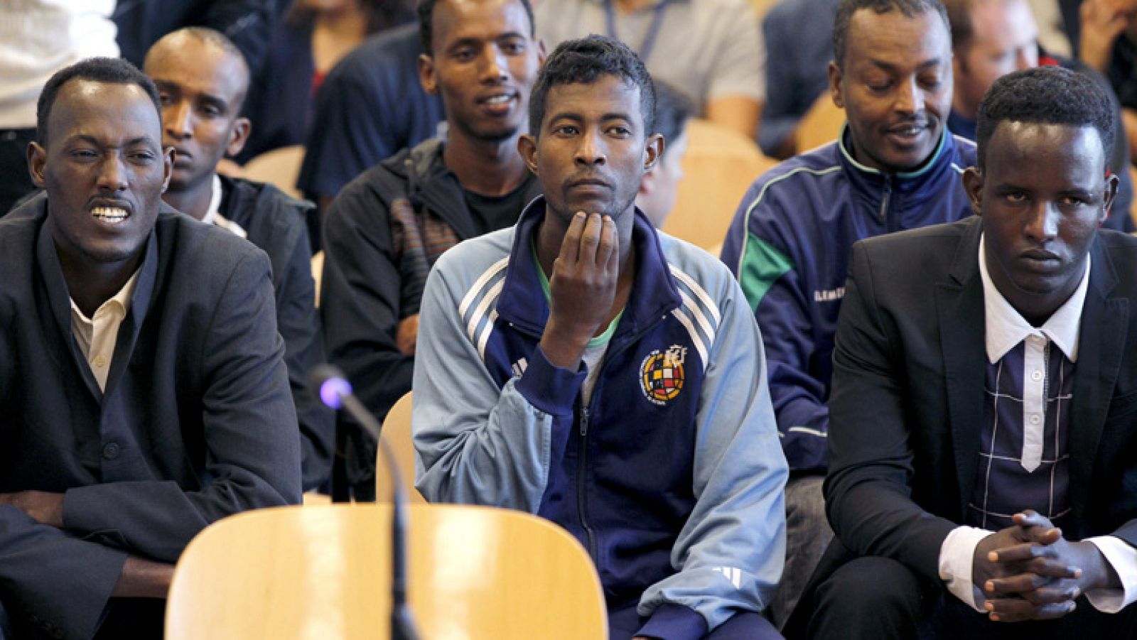 Los acusados de atacar un buque español niegan que sean piratas y dicen que tenían hambre | Ver