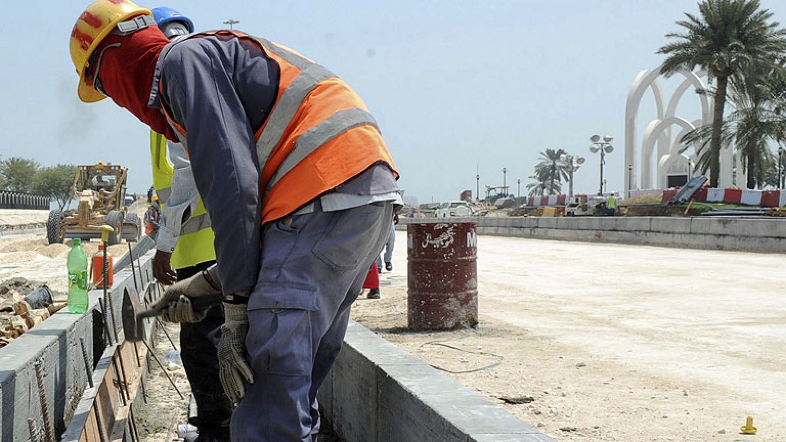 Telediario 1: Los trabajadores asiáticos, semi esclavos en Catar | RTVE Play