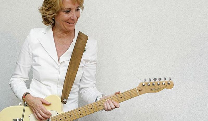 Esperanza Aguirre toca la batería y otros instrumentos musicales durante la inauguración de unos locales de ensayos.