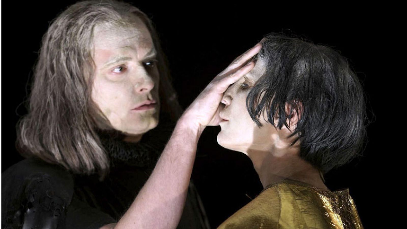 La orquesta del Teatro Real de Madrid, sale del foso y se coloca en los palcos