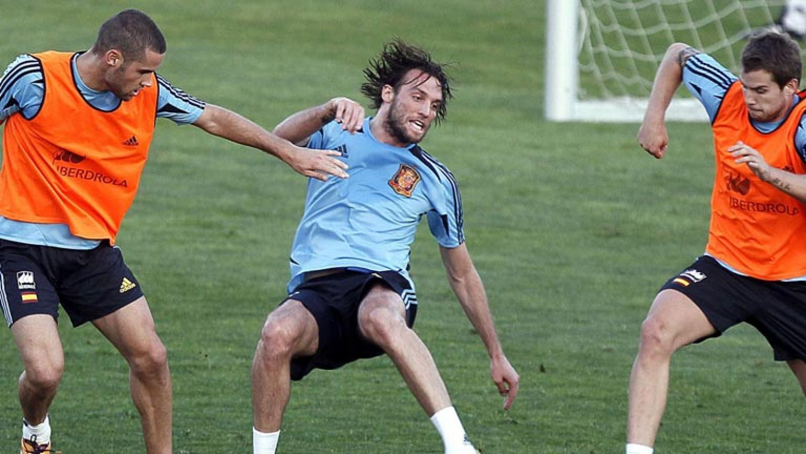 Telediario 1: Michu ya marca en el entrenamiento de la selección | RTVE Play