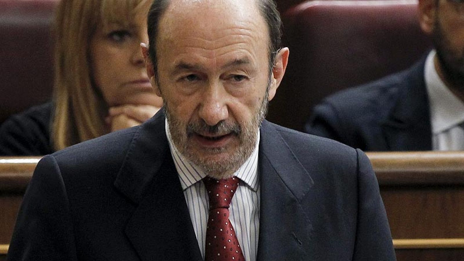 El secretario general del PSOE, Alfredo Pérez Rubalcaba, ha pedido al presidente del Gobierno, Mariano Rajoy, que retire la medida de cobro de la farmacia hospitalaria y que devuelva la atención sanitaria gratuita a los inmigrantes, medidas que, a su juicio, demuestran una gran "insensibilidad" y "torpeza". El líder socialista ha denunciado en la sesión de control al Gobierno los recortes de los derechos laborales, educativos y sanitarios y ha dicho que los recortes en sanidad son "especialmente crueles". En el caso de la retirada de la tarjeta sanitaria a los inmigrantes irregulares ha añadido que es "xenófobo". En su respuesta, el jefe del Ejecutivo no ha hecho referencia explícita a estas dos peticiones y ha reiterado que todas las actuaciones del Gobierno en materia económica se han dirigido a corregir los "gravísimos desequilibrios" que se encontró a su llegada a la Moncloa.