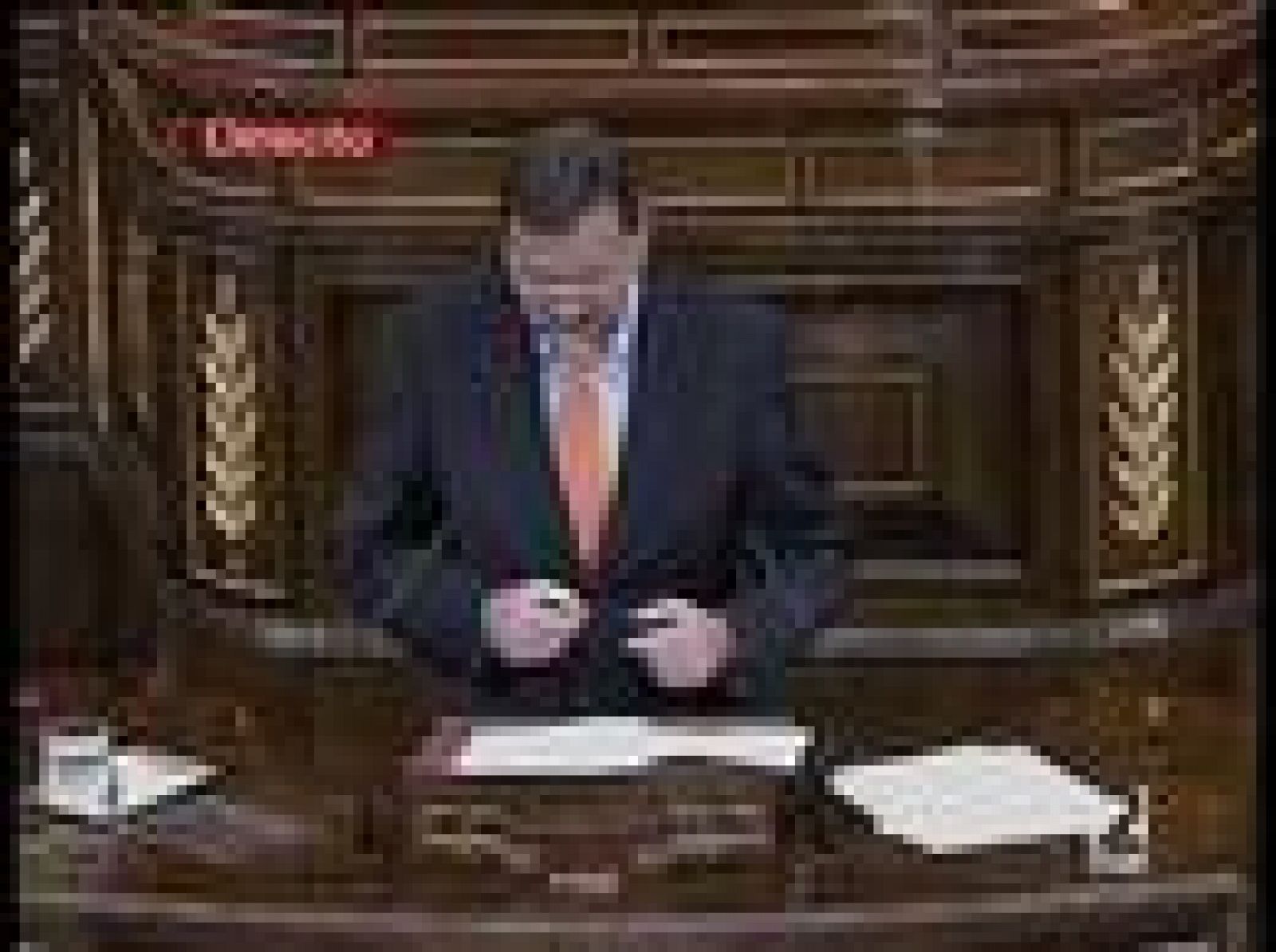 El presidente del PP, Mariano Rajoy, responde al Presidente del Gobierno en el Pleno del Congreso. Rajoy subrayó que la economía está en una crisis muy grave, que nos afecta más que a otros países y que estamos en peores condiciones para encararla porque no se ha aplicado ninguna medida para superar el estancamioento que está sufriendo la actividad económica.
