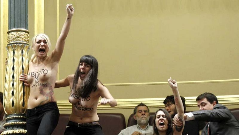 En el Congreso, el pleno se interrumpe por la protesta de tres mujeres en defensa del aborto