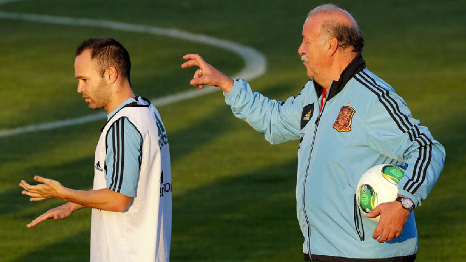 Del Bosque recupera a Piqué e Iniesta | Ver