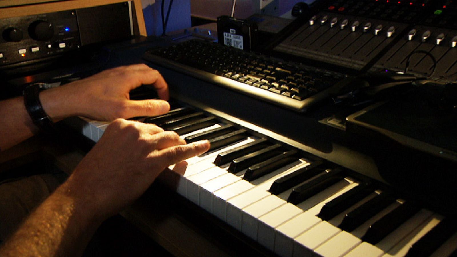 Águila Roja - Música - Ejemplo: La crueldad del Comisario - Águila Roja | Ver