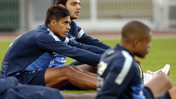 Varane no se entrena con Francia por molestias en la rodilla