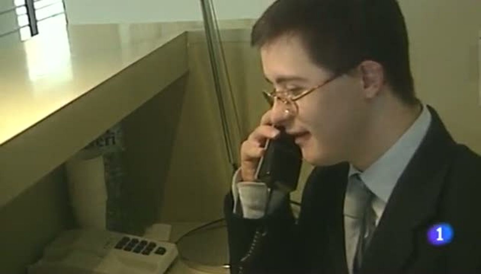  Aragón es una de las comunidades que más discapacitados emplea en la administración pública; representan el 7% del total. Son cifras récord, aunque la mitad de las plazas que se dedican a este colectivo no están ocupadas.Vecinos y comerciantes de Huesca protestaron anoche por el proceso de peatonalización que se ha llevado a cabo en la ciudad altoaragonesa. Dicen que se ha hecho de forma precipitada y sin consenso, algo que la alcaldesa, Ana Alós, rechaza.- En el capítulo de las Fiestas del Pilar, hoy los protagonistas han sido los niños, en la Feria de las Marionetas que se desarrolla estos días en el Parque Grande de la ciudad. 