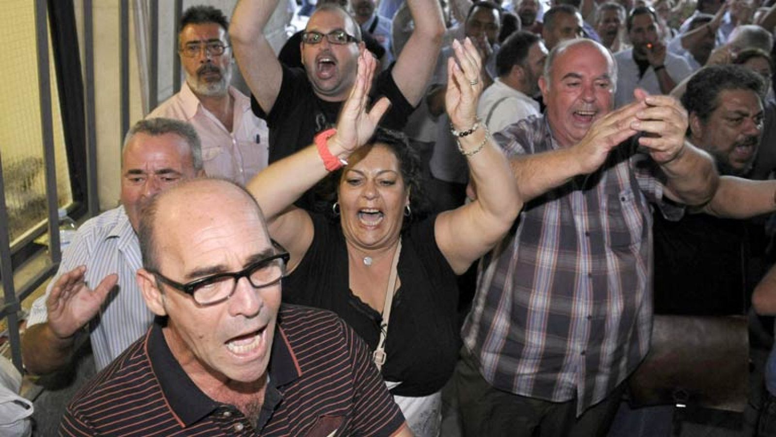 Telediario 1: Decenas de sindicalistas reciben con gritos de "libertad" al primer detenido por los ERE | RTVE Play